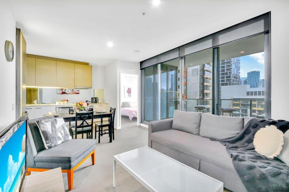 Comfy 2br Near Southern Cross With Views Apartment *