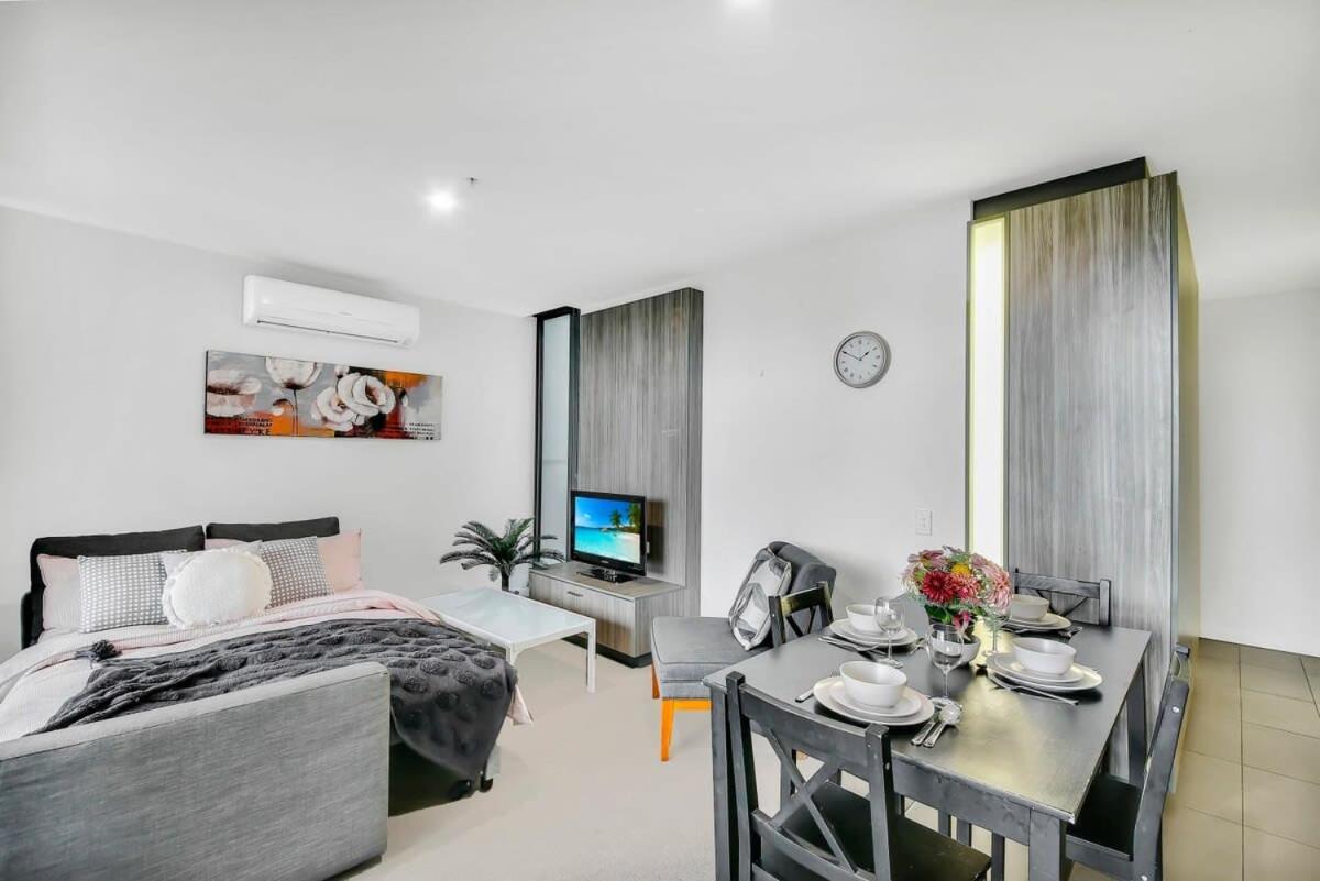 Comfy 2br Near Southern Cross With Views Melbourne