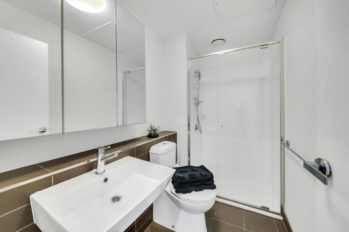 Comfy 2br Near Southern Cross With Views Apartment *